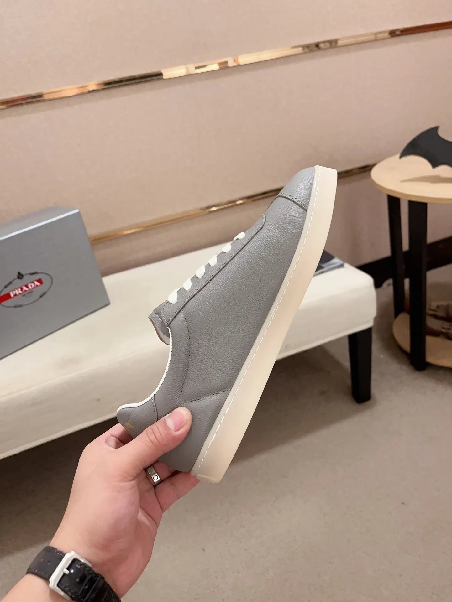 Men's Men's Shoes 💰 500💰 ✔️✔️✔️Higher version High-quality new PRADA (Prada) counters are launched simultaneously. The new men's shoes and 😘fabrics are made of high-tech glue-making technology. Lining: Full cowhide lining. 👍🏿 High-end ☄️ air-cushion molded anti-slip rubber outsole, exquisite lines, simple and elegant, comfortable and high-end for leisure travel. Code number: 38 to 44 (45 can be customized and cannot be returned or exchanged)